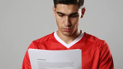 AFC Ajax heeft het contract van Amourricho van Axel Dongen ontbonden, terwijl de transfermarkt stil blijft ondanks...