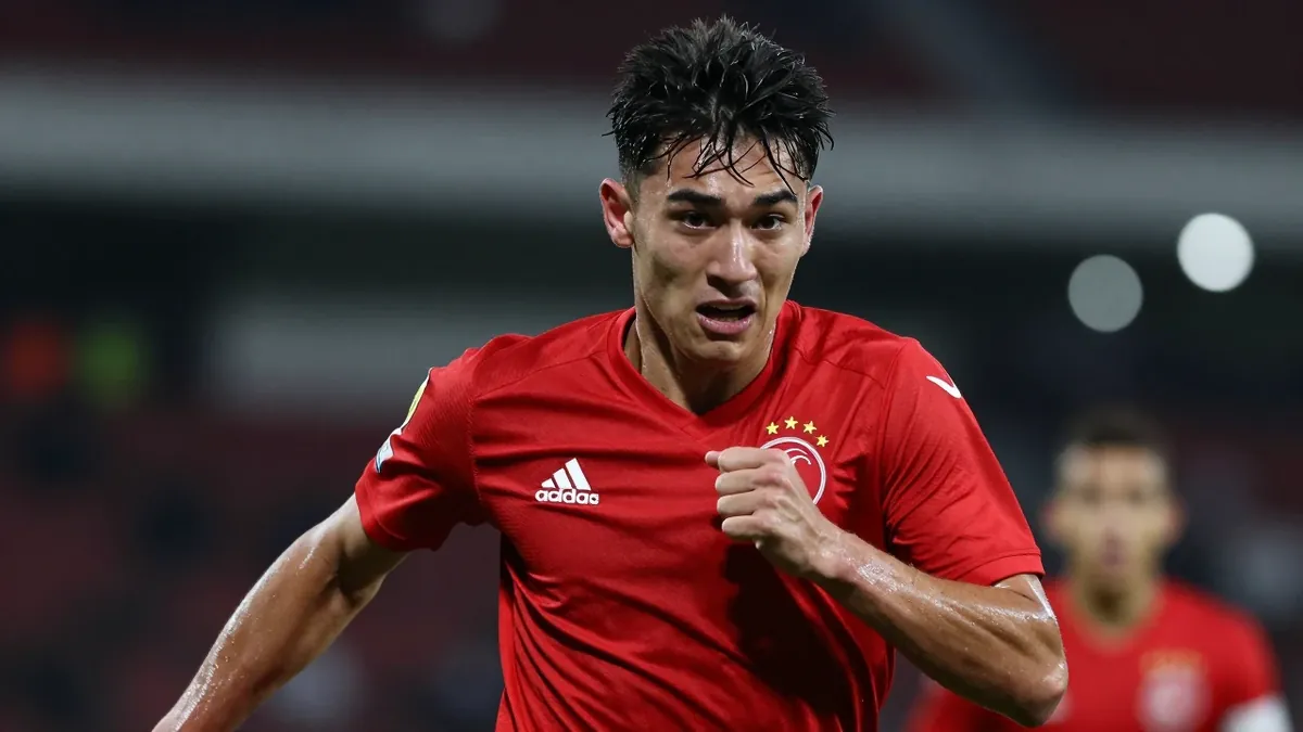PSV's Ruben van Bommel kreeg slechts geel voor een harde tackle op Ajax-verdediger Aaron Bouwman, een beslissing die in...