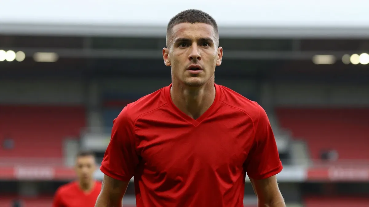 AFC Ajax heeft de komst van verdediger Thilo Kehrer op huurbasis beklonken, terwijl de selectie zich voorbereidt op de...