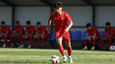 AZ Alkmaar midfielder Kees Smit, 20, has ruled out a transfer to Ajax, stating he believes his current club is now on par...