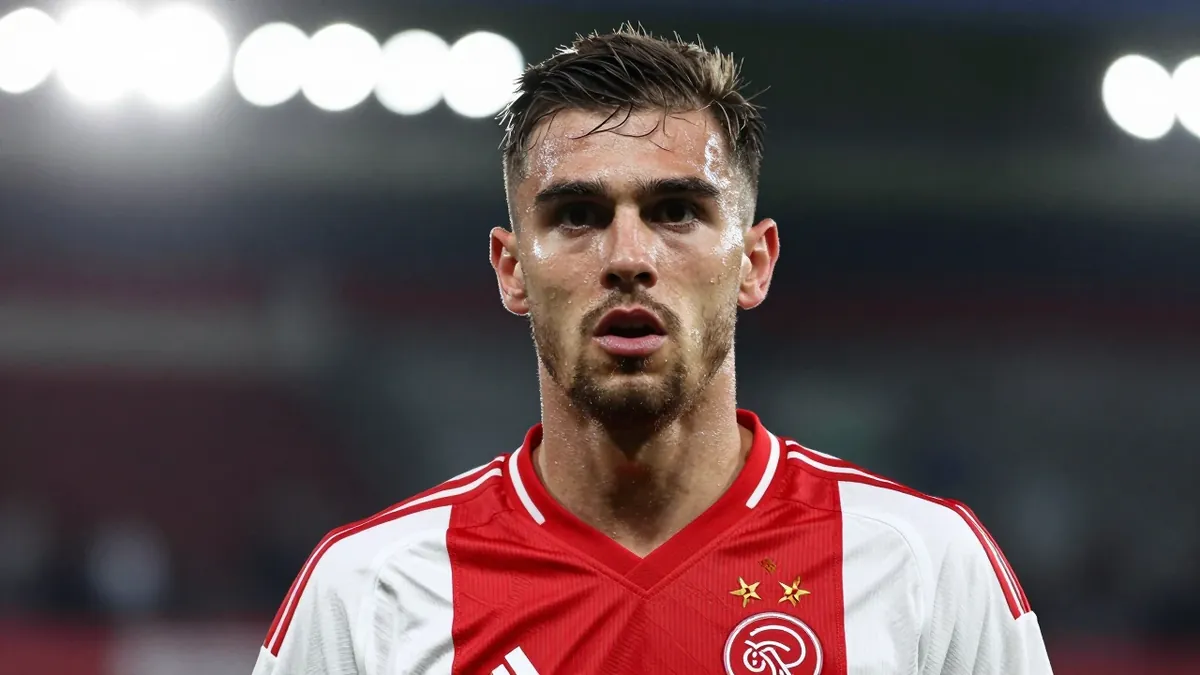 PSV-trainer Peter Bosz complimenteert Ajax na de zege in Amsterdam en ziet een ploeg die groeit en weer richting haar...
