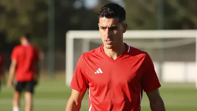 AFC Ajax versterkt het middenveld met de 30-jarige Sofyan Amrabat, die transfervrij overkomt van Fenerbahçe en een...