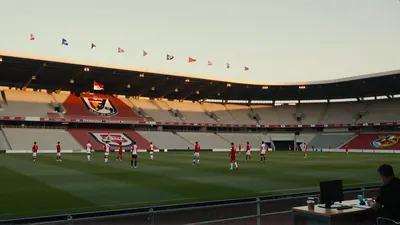AFC Ajax bezoekt Philemon en Baucis voor de zomerparade, met een defecte luidspreker die de training verstoort. Lees hoe...
