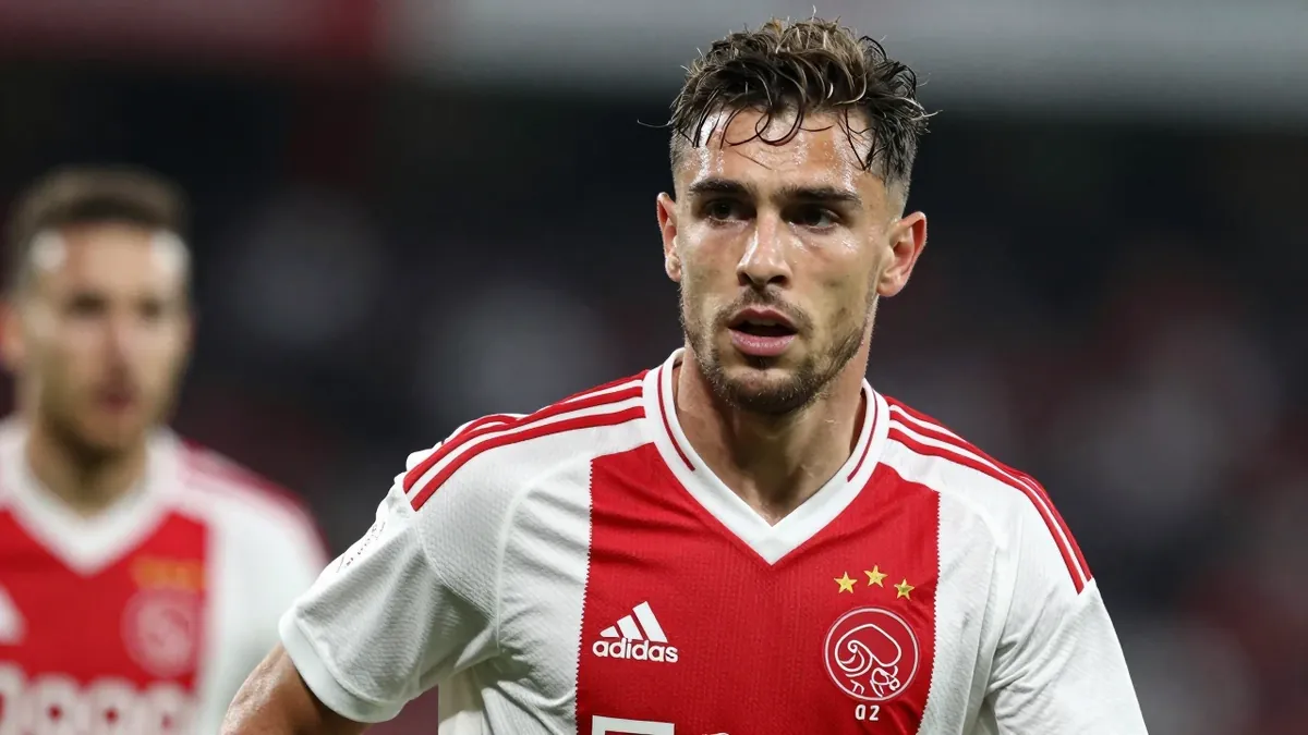 The Eredivisie top match between AFC Ajax and PSV was broadcast live on ESPN 1 on Saturday evening, with extensive pre-...
