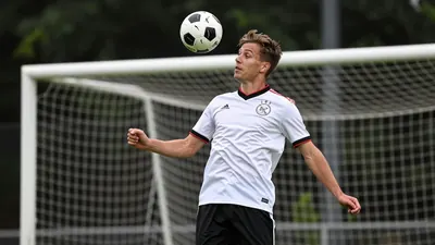 AFC Ajax heeft een spannende strijd om de positie van de eerste spits. Trainer Míchel moet kiezen tussen Marcos Leonardo...