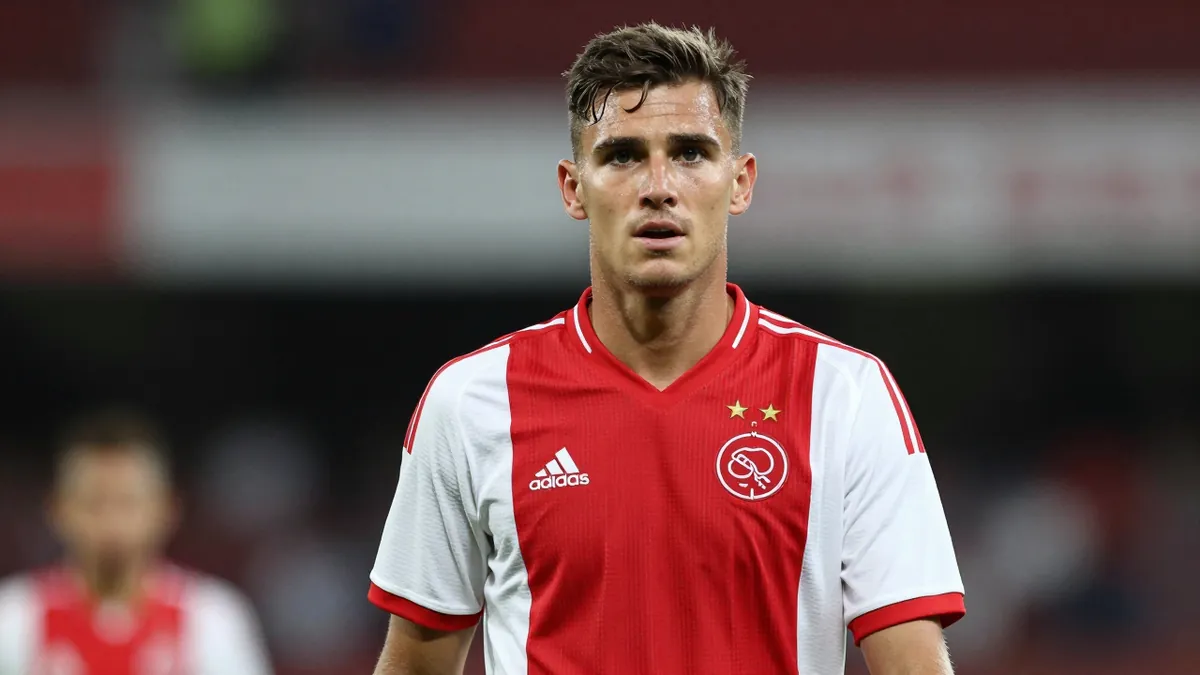 Ajax wint niet, Floranus krijgt rode kaart en mist twee duels