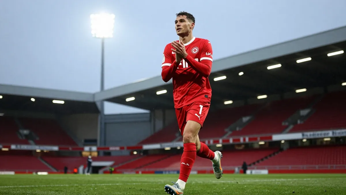 AZ Alkmaar moet zaterdag tegen Ajax het stellen zonder de geblesseerde Kees Smit, maar verdediger Wouter Goes is wel weer...
