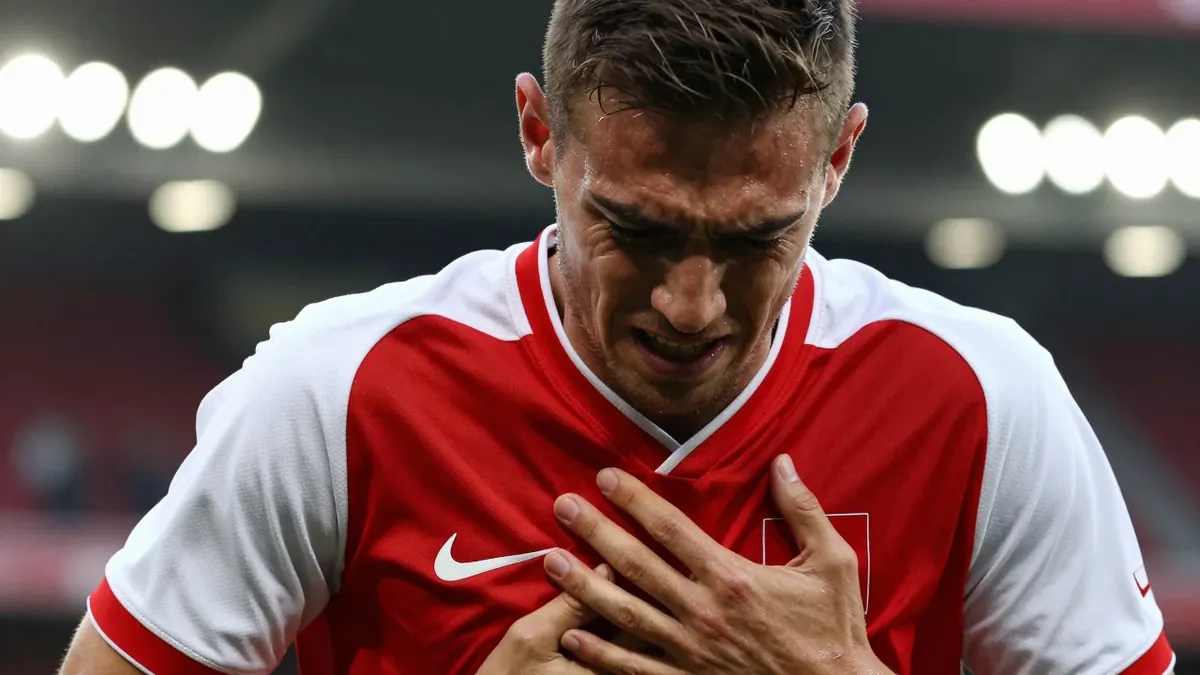AFC Ajax defender Aaron Bouwman is out for a month with bruised sternum and lungs following a heavy challenge from Ruben...