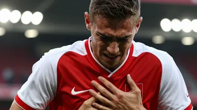 Aaron Bouwman van Ajax mist een maand met kneuzingen aan borstbeen en longen na een harde tackle van Ruben van Bommel in...