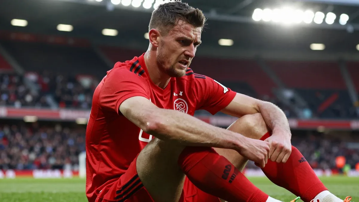 AFC Ajax captain Davy Klaassen says PSV's Ruben van Bommel should have seen red for a heavy challenge on Aaron Bouwman...