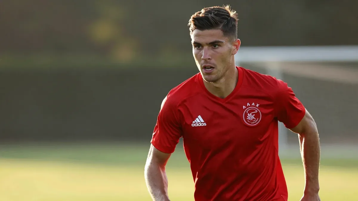 AFC Ajax: Ajax heeft Sofyan Amrabat voor twee jaar vastgelegd en verdediger Gerónimo Spina gehaald